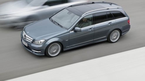 De Mercedes-Benz C-Klasse is vernieuwd! De dynamischer familieneus, het nieuwe dashboard, extra veiligheidssnufjes, een zeventrapsautomaat en nog zuiniger motoren zetten de Duitse middenklasser voor d