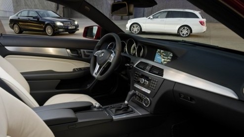 De Mercedes-Benz C-Klasse is vernieuwd! De dynamischer familieneus, het nieuwe dashboard, extra veiligheidssnufjes, een zeventrapsautomaat en nog zuiniger motoren zetten de Duitse middenklasser voor d