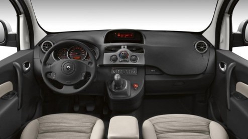 Deze maand frist Renault de Kangoo eventjes op met nieuwe in- en exterieurkleuren, een opgewaardeerd interieur, meer uitrusting en schonere motoren. De ruimtelijke Fransoos debuteert spoedig op de Aut
