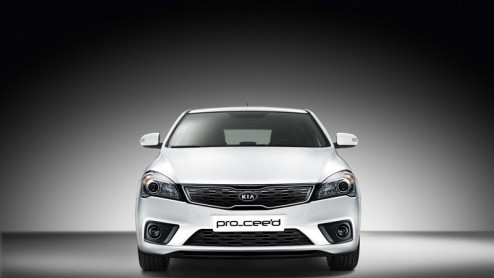 Kia maakt vandaag de vernieuwde pro_ceed officieel. Hierbij is vooral de neus in het nieuw gestoken, want eerder profiteerde de driedeursvariant al van een nieuw interieur. Onder de motorkap doet een