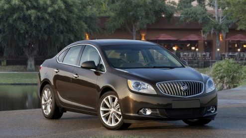 Buick introduceert de Verano, het kleine broertje van de Regal die in Amerika op de Autoshow in Detroit gepresenteerd wordt. De Verano is het derde nieuwe model binnen twee jaar voor Buick en moet ald