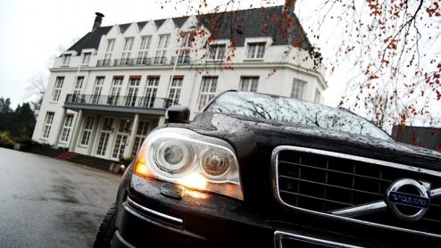 Grote SUVs zijn stoer, comfortabel, luxe n capabel op het onverhard. Met de komst van de Volvo XC90 D3 leveren de Zweden voortaan hun trouwe lobbes ook zonder die laatste stereotiepe eigenschap. De