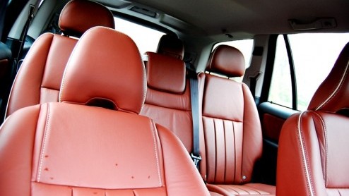 Grote SUVs zijn stoer, comfortabel, luxe n capabel op het onverhard. Met de komst van de Volvo XC90 D3 leveren de Zweden voortaan hun trouwe lobbes ook zonder die laatste stereotiepe eigenschap. De