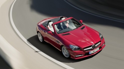 Na een plaagstootje over het inklapbare dak, spionagebeelden en een gelekte video is de nieuwe Mercedes-Benz SLK nu helemaal officieel. De derde generatie van de tweezits roadster maakt sportief rijde