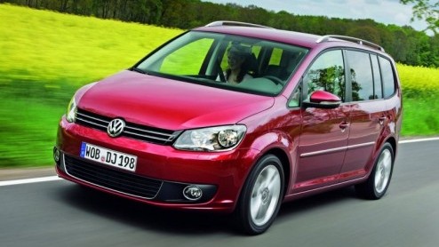 Volkswagen is de laatste tijd flink druk geweest met het bijwerken van het modelgamma. Die vernieuwingsdrift omvat zowel nieuwe modellen als ingrijpende facelifts. De Touran valt in die laatste catego