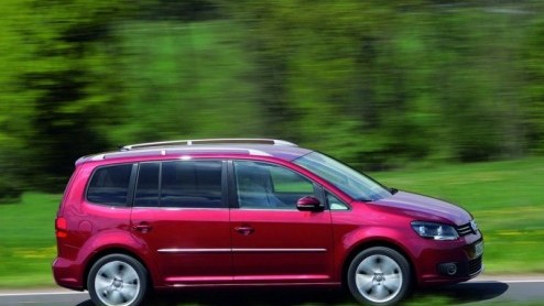 Volkswagen is de laatste tijd flink druk geweest met het bijwerken van het modelgamma. Die vernieuwingsdrift omvat zowel nieuwe modellen als ingrijpende facelifts. De Touran valt in die laatste catego