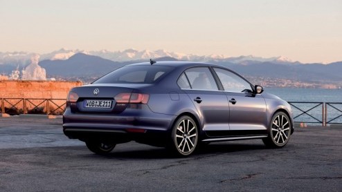 De nieuwe Volkswagen Jetta is vanaf nu leverbaar. De nieuwe generatie is nog volwassener uitgerust, zuiniger met brandstof en aantrekkelijker voor de zakelijke rijders doordat er vijf uitvoeringen met