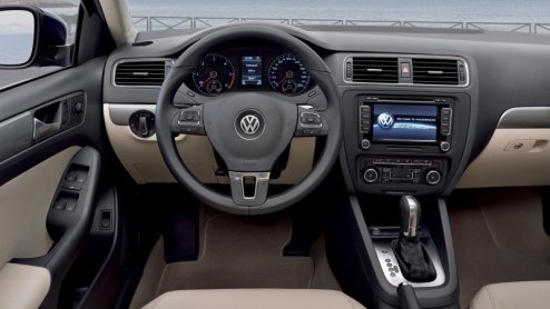 De nieuwe Volkswagen Jetta is vanaf nu leverbaar. De nieuwe generatie is nog volwassener uitgerust, zuiniger met brandstof en aantrekkelijker voor de zakelijke rijders doordat er vijf uitvoeringen met