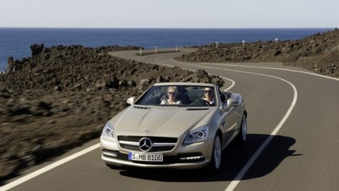 De nieuwe Mercedes-Benz SLK die vanaf eind maart in de showroom staat gaat minimaal 47.400 euro kosten. Dankzij de nieuwe zuiniger motoren zijn alle basisprijzen lager dan voorheen. Alle modellen hebb