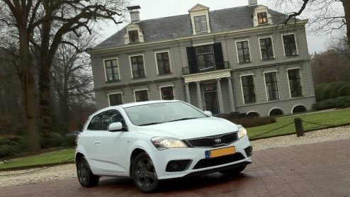 Vorig jaar heeft Kia de ceed familie vernieuwd. De pro_ceed moest nog een jaartje wachten op zn nieuwe neus en is nu aan de beurt. Weet de driedeurs wederom bakens te verzetten? Tegelijkertijd voeg