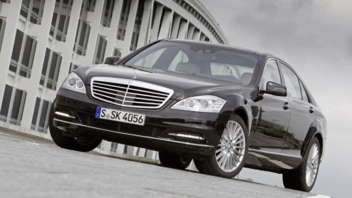 Downsizen doet Mercedes-Benz voortaan ook in de hoogste klasse. Voor de S 500 nemen de Duitsers afscheid van de 5.5 liter achtcilinder en verwelkomen een splinternieuwe 4.7 liter variant met turbotech
