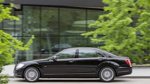 Downsizen doet Mercedes-Benz voortaan ook in de hoogste klasse. Voor de S 500 nemen de Duitsers afscheid van de 5.5 liter achtcilinder en verwelkomen een splinternieuwe 4.7 liter variant met turbotech