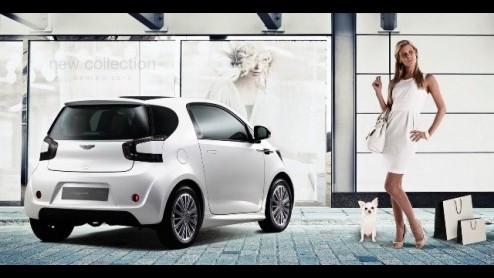 Een Toyota iQ niet speciaal genoeg en een extra zakcentje op zak? Kijk dan eens naar de Aston Martin Cygnet. De van Britse allure voorziene Japanner is nu in productie en verschijnt dan bij de aftrap 