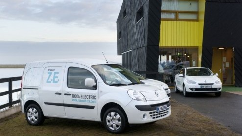 Voor Renault is de tijd nu rijp om elektrische autos op de markt te gaan brengen. De Fransen pakken die gedachte zeer voortvarend aan en hebben vanaf oktober dit jaar twee en in 2012 vier modellen in