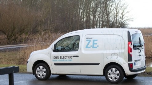Voor Renault is de tijd nu rijp om elektrische autos op de markt te gaan brengen. De Fransen pakken die gedachte zeer voortvarend aan en hebben vanaf oktober dit jaar twee en in 2012 vier modellen in