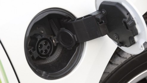 Voor Renault is de tijd nu rijp om elektrische autos op de markt te gaan brengen. De Fransen pakken die gedachte zeer voortvarend aan en hebben vanaf oktober dit jaar twee en in 2012 vier modellen in