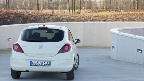 Opel heeft de Corsa wederom een facelift gegeven. Nadat vorig jaar vooral de techniek eens onder de loep werd genomen is het nu dan tijd voor een uiterlijke opfrisser. Omdat de Corsa daar begrijpelijk