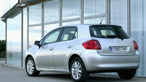Als een automerk breekt met een gevestigde naam, dan is er wat aan de hand. Toyota ruilde begin dit jaar de naam Corolla in voor Auris, in de populaire Golf-klasse. De drie- en vijfdeurs hatchbacks