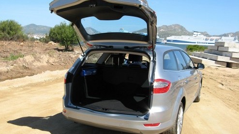 Hij is naaste familie van de huidige auto van het jaar, de S-Max, maar ook van de Volvo S80. En dat is in positieve zin te merken aan de nieuwe Ford Mondeo.