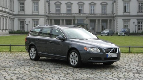 Volvo geldt niet alleen als de uitvinder van de combi, maar doet er ook al heel lang uitmuntende zaken mee. Op dat succes zijn de Zweden zuinig en dus is de V70 vrij behoedzaam vernieuwd.
