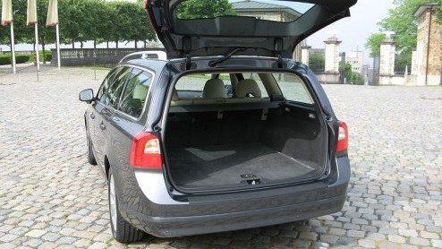 Volvo geldt niet alleen als de uitvinder van de combi, maar doet er ook al heel lang uitmuntende zaken mee. Op dat succes zijn de Zweden zuinig en dus is de V70 vrij behoedzaam vernieuwd.