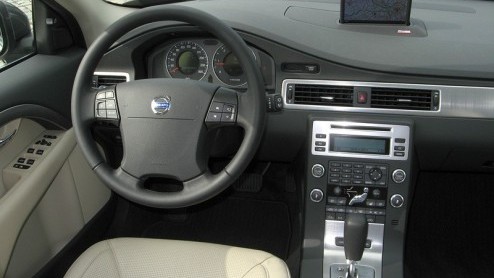 Volvo geldt niet alleen als de uitvinder van de combi, maar doet er ook al heel lang uitmuntende zaken mee. Op dat succes zijn de Zweden zuinig en dus is de V70 vrij behoedzaam vernieuwd.