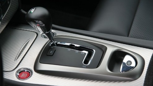 Tja, dat kunnen ze alleen bij Jaguar, een 420 sterke sportwagen zoveel beschaving bijbrengen. De XKR is een wild beest, maar wel goed afgericht. Zodat je er zelfs een beginnend automobilist veilig mee