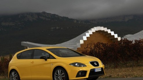 Aan de sportuitrusting van de Seat Leon Cupra ontbreekt weinig. Hij is onwaarschijnlijk snel, heeft een uitmuntend weggedrag en ziet er van binnen en van buiten zeer smakelijk uit. Bovendien is hij oo