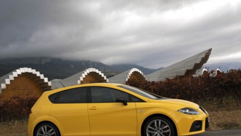 Aan de sportuitrusting van de Seat Leon Cupra ontbreekt weinig. Hij is onwaarschijnlijk snel, heeft een uitmuntend weggedrag en ziet er van binnen en van buiten zeer smakelijk uit. Bovendien is hij oo