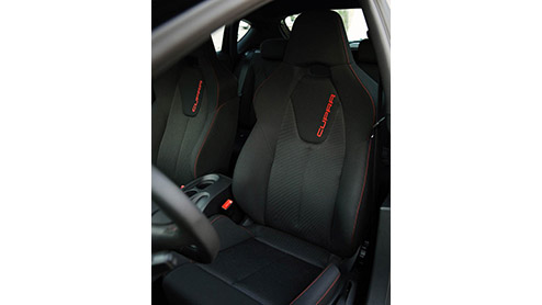 Aan de sportuitrusting van de Seat Leon Cupra ontbreekt weinig. Hij is onwaarschijnlijk snel, heeft een uitmuntend weggedrag en ziet er van binnen en van buiten zeer smakelijk uit. Bovendien is hij oo
