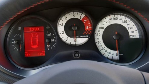 Aan de sportuitrusting van de Seat Leon Cupra ontbreekt weinig. Hij is onwaarschijnlijk snel, heeft een uitmuntend weggedrag en ziet er van binnen en van buiten zeer smakelijk uit. Bovendien is hij oo