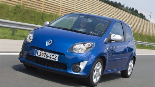 Renault heeft besloten die leuke Twingo na veertien jaar maar eens helemaal te vernieuwen. Niet omdat  immers tijdloos gebleken  lieverdje onverkoopbaar aan het worden was, maar doodgewoon omdat de
