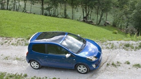 Renault heeft besloten die leuke Twingo na veertien jaar maar eens helemaal te vernieuwen. Niet omdat  immers tijdloos gebleken  lieverdje onverkoopbaar aan het worden was, maar doodgewoon omdat de