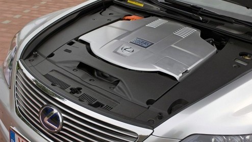 Directeuren en hoogwaardigheidsbekleders kunnen zich voortaan met een rein geweten laten rondrijden, of dat zelf doen. Want Lexus heeft de hybridetechniek nu ook beschikbaar in de limousineklasse. De