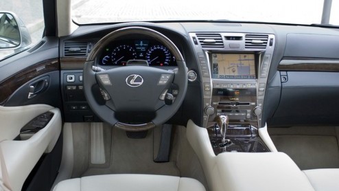 Directeuren en hoogwaardigheidsbekleders kunnen zich voortaan met een rein geweten laten rondrijden, of dat zelf doen. Want Lexus heeft de hybridetechniek nu ook beschikbaar in de limousineklasse. De