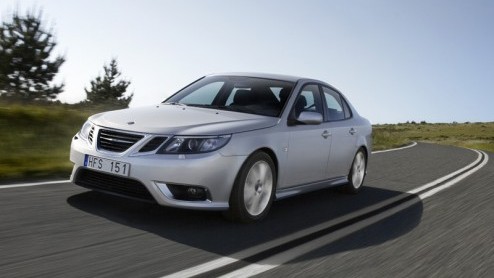 Saab heeft de 9-3 een flinke facelift gegeven en zet daarbij hoog in op bio-brandstof. Niet alleen omdat het beter is voor het milieu, maar ook omdat het sterkere motoren oplevert.