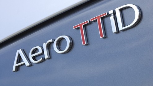 Saab heeft de 9-3 een flinke facelift gegeven en zet daarbij hoog in op bio-brandstof. Niet alleen omdat het beter is voor het milieu, maar ook omdat het sterkere motoren oplevert.