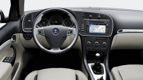 Saab heeft de 9-3 een flinke facelift gegeven en zet daarbij hoog in op bio-brandstof. Niet alleen omdat het beter is voor het milieu, maar ook omdat het sterkere motoren oplevert.