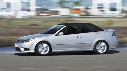 Saab heeft de 9-3 een flinke facelift gegeven en zet daarbij hoog in op bio-brandstof. Niet alleen omdat het beter is voor het milieu, maar ook omdat het sterkere motoren oplevert.