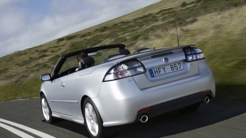Saab heeft de 9-3 een flinke facelift gegeven en zet daarbij hoog in op bio-brandstof. Niet alleen omdat het beter is voor het milieu, maar ook omdat het sterkere motoren oplevert.