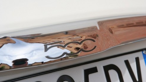 Hij is er eindelijk, die schattige Fiat 500. Op de dag af 50 jaar na de presentatie van de Nuova 500  d auto die de Italianen mobiel maakte  is de nieuwe 500 met veel toeters en bellen in Turijn ge