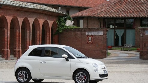 Hij is er eindelijk, die schattige Fiat 500. Op de dag af 50 jaar na de presentatie van de Nuova 500  d auto die de Italianen mobiel maakte  is de nieuwe 500 met veel toeters en bellen in Turijn ge