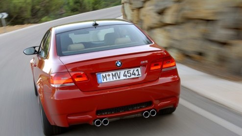 Bij de eerste kennismaking met de nieuwe BMW M3 hinken we een beetje op twee gedachten. Wat een prachtig klinkende en presterende sportmachine staat er onder de motorkap (met bult) van deze nieuwste M