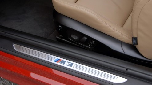 Bij de eerste kennismaking met de nieuwe BMW M3 hinken we een beetje op twee gedachten. Wat een prachtig klinkende en presterende sportmachine staat er onder de motorkap (met bult) van deze nieuwste M