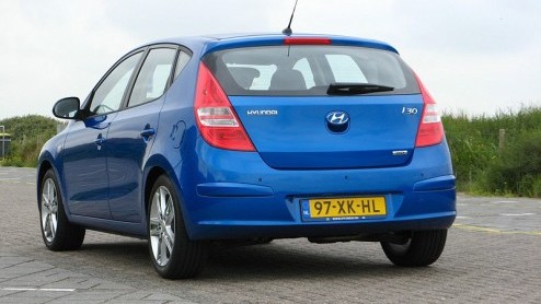 Al bij het zien van de Hyundai i30 dringt de vergelijking met de Kia Ceed zich op, want dat is tenslotte het nagenoeg eeneiige tweelingzusje van het zustermerk. Maar die is goedkoper en krijgt langer