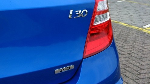 Al bij het zien van de Hyundai i30 dringt de vergelijking met de Kia Ceed zich op, want dat is tenslotte het nagenoeg eeneiige tweelingzusje van het zustermerk. Maar die is goedkoper en krijgt langer