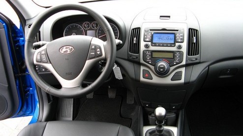 Al bij het zien van de Hyundai i30 dringt de vergelijking met de Kia Ceed zich op, want dat is tenslotte het nagenoeg eeneiige tweelingzusje van het zustermerk. Maar die is goedkoper en krijgt langer