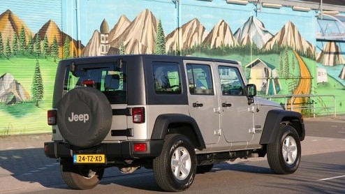 In het steeds verder met luxueuze SUV-versies uitdijende Jeep-gamma staat de Wrangler het dichtst bij de uitvinder van het hele genre aan terreinautos. Niettemin is de nieuwste generatie van de Wra
