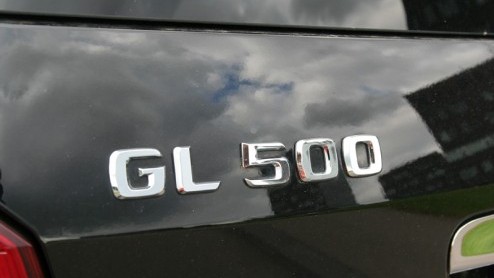 De nieuwe GL-klasse van Mercedes maakt op alle mogelijke manieren indruk. Hij is niet alleen groot, snel, luxueus en comfortabel, ook zijn prijskaart (het verkleinwoord is hier echt niet op zn plaats