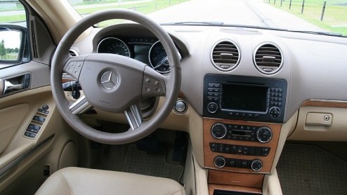 De nieuwe GL-klasse van Mercedes maakt op alle mogelijke manieren indruk. Hij is niet alleen groot, snel, luxueus en comfortabel, ook zijn prijskaart (het verkleinwoord is hier echt niet op zn plaats